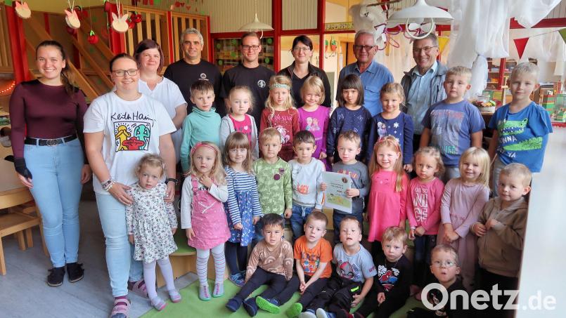Über 1500 Euro, übergeben von Brauereibesitzer Karlheinz Mohr (hinten, Zweiter von rechts), freute man sich dieser Tage im Kinderhaus Friedenfels. Mit dabei waren Leiterin Nicole Lippert (Dritte von links) und Bürgermeister Oskar Schuster (hinten, rechts). Bild: bsc