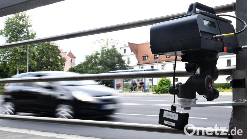 Ein Bild aus dem Juli 2019: Mit Geräten des Typs Leivtec XV3 (Bild) blitzte der Zweckverband damals zum Beispiel am Kurfürstenring in Amberg. Archivbild: Petra Hartl