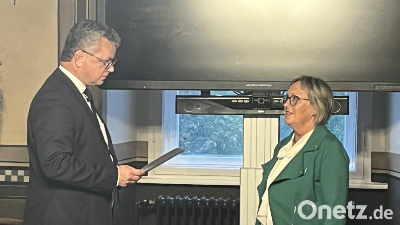 Bürgermeister Martin Birner vereidigt die neue Stadträtin Anna Roßkopf. Bild: sns