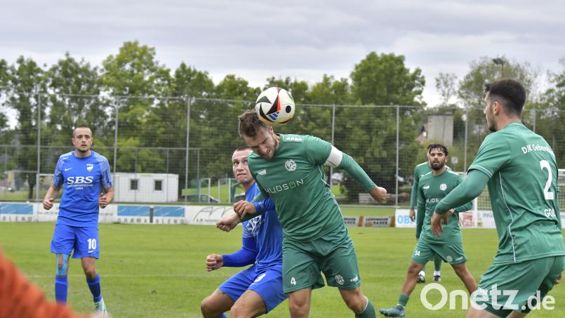 Der neue spielende Co-Trainer der DJK Gebenbach, Jan Fischer (Mitte), soll auch gegen seinen Ex-Verein DJK Ammerthal die Defensive zusammenhalten.. Bild: Ziegler