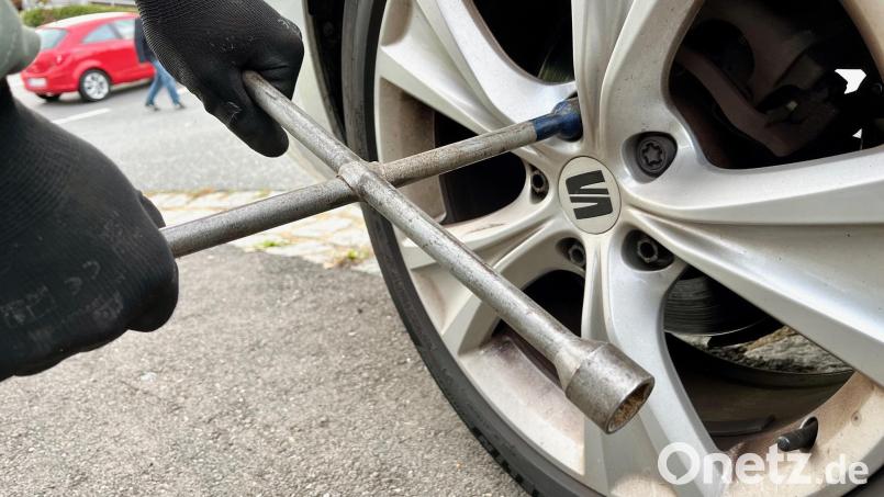 In Pressath in der Kolpingstraße hat offenbar jemand alle fünf Radmuttern an einem Reifen gelöst, die Polizei ermittelt. Bild: Gabi Schönberger