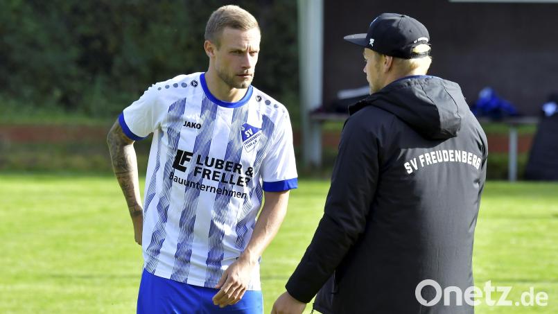 Sebastian Bauer (links) und der SV Freudenberg könnten sich mit einem Sieg beim FC Rieden weiter in der Spitzengruppe der Liga halten. Archivbild: Hubert Ziegler