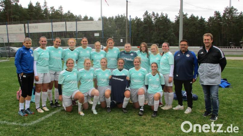 Kreissieger SV 08 Auerbach mit Trainerin Renate Kraus (links) und Spielleiter Michael Seidinger und Abteilungsleiter Norbert Biersack (von rechts) Bild: Georg Müllner