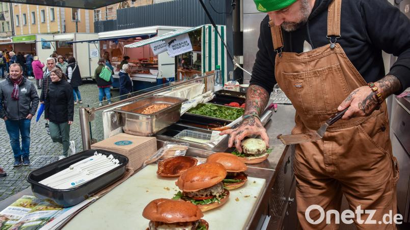 Guiseppe Messina bietet in seinem Foodtruck auf dem Amberger Bauernmarkt frische Burger an, um für Regionalität und Bio-Lebensmittel zu sensibilisieren. Bild: Stephan Huber