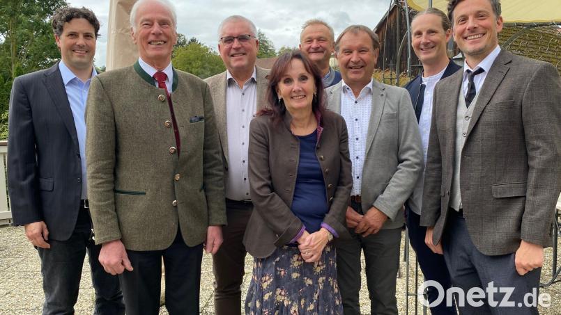 Zweite Bürgermeisterin Johanna Mertins – im Bild mit den Söhnen Philip (links), Peter und Volker (von rechts) – feierte 75. Geburtstag. Zu den Gratulanten zählten Bürgermeister Richard Tischler (Dritter von links), Dritter Bürgermeister Norbert Auer (Sechster von links), Altbürgermeister Arnold Kimmerl (Zweiter von links) und für den Lions Club Oberpfälzer Wald Walter Brey (Fünfter von links) . Bild: Völkl