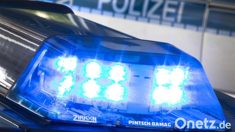 Ein 20-jähriger Autofahrer übersieht einen 15-jährigen E-Scooter-Fahrer in Cham und erfasst ihn frontal. Bild: Friso Gentsch/dpa