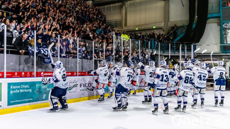 Szenen aus dem DEL-2-Spiel der Blue Devils Weiden (weiße Trikots) bei den Eisbären Regensburg am Freitag, 4. Oktober. Die Blue Devils gewannen mit 3:2. Bild: Tobias Neubert