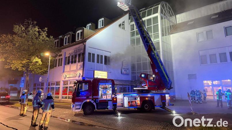 Etwa 150 Einsatzkräfte mit rund 60 Fahrzeugen waren laut einem ILS-Sprecher vor Ort. Bild: Ferdinand Merzbach/NEWS5/dpa