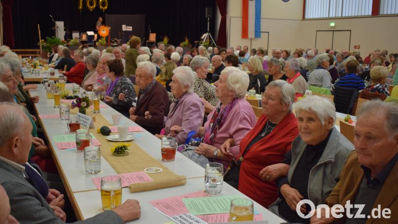 Frohsinn und gute Laune waren die Zutaten beim 100. Seniorennachmittag des Landkreises Schwandorf in der Nordgauhalle. Bild: bnr