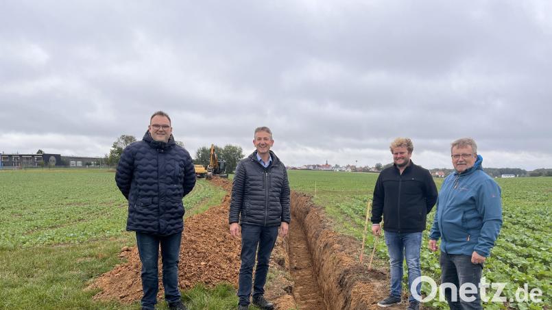 Die ersten Meter sind gemacht. Darüber freuen sich (von links) Philipp Hermann (Bauamt Ursensollen), Bürgermeister Albert Geitner, Bernhard Hüttner und Udo Günnewich. Bild: Regina Kießling/exb