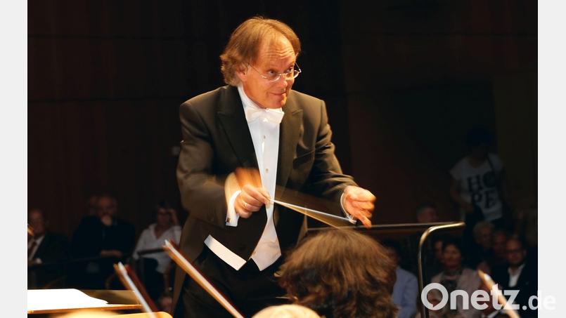 Dieter Müller dirigiert das Sinfonieorchester der Stadt Weiden. Bild: Jana Müller/exb