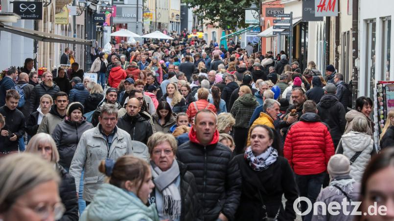 Verkaufsoffener Sonntag in Amberg. Das bedeutet: Wie hier in der Georgenstraße gibt es kaum ein Durchkommen. Bild: Wolfgang Steinbacher