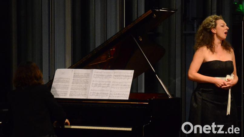 Sophia Maeno singt Max-Reger-Lieder und lässt sich dabei von Masa Novosel am Klavier begleiten. Bild: Kunz