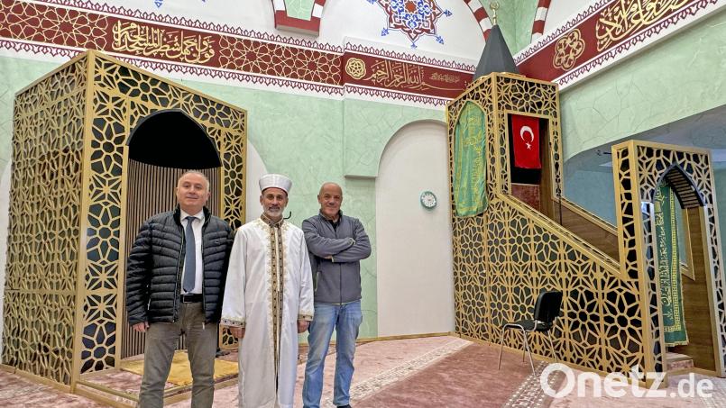 Der Vorsitzende des Islamischen Kulturvereins Celal Öztürk, Imam Mehmet Sefih Orak und Gemeindemitglied Yasar Karakus (von links) sind stolz auf den Baufortschritt in der Fichtelgebirgsmoschee. Bild: Matthias Bäumler/fph