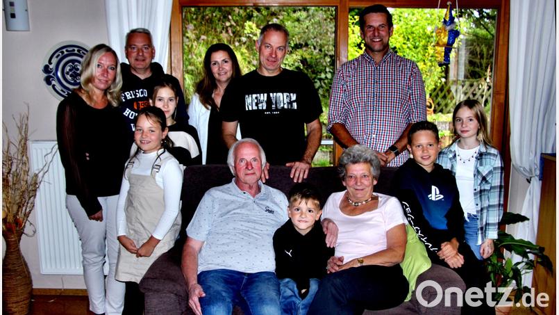 Familienfoto mit Bürgermeister: (hinten, von links) Tanja und Marc, Melanie und Ralf, das Gemeindeoberhaupt Roman Berr, (davor, von links) Victoria, Kim, Henri Walters, Nic, Gisela Walters, Eric und Lia beim Fest der Goldenen Hochzeit. Bild: ds