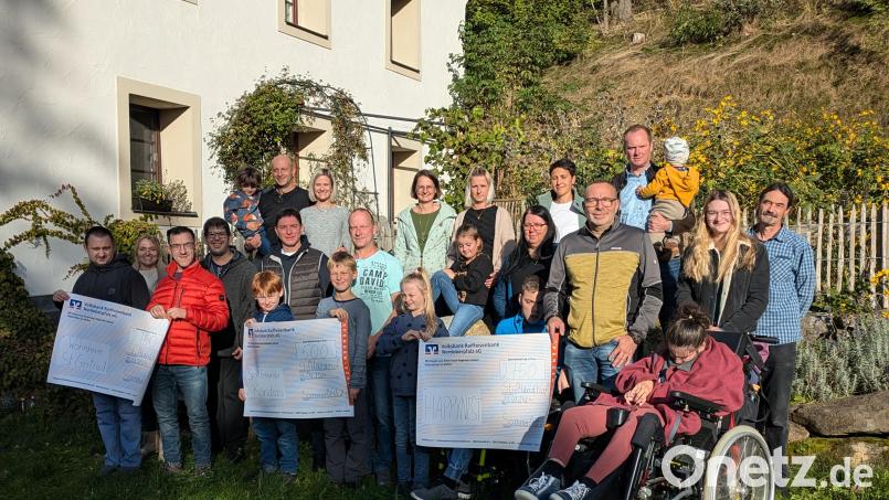 Die Abordnungen der begünstigten Organisationen mit den symbolischen Schecks - (von links) Wohngruppe St. Gertrud, Sportfreunde Kondrau und &quot;Happynest&quot; - mit den Veranstaltern des Sommerfests vorm Bauerngarten des Stiftlandhofs der Familie Schicker in Hundsbach. Bild: pz