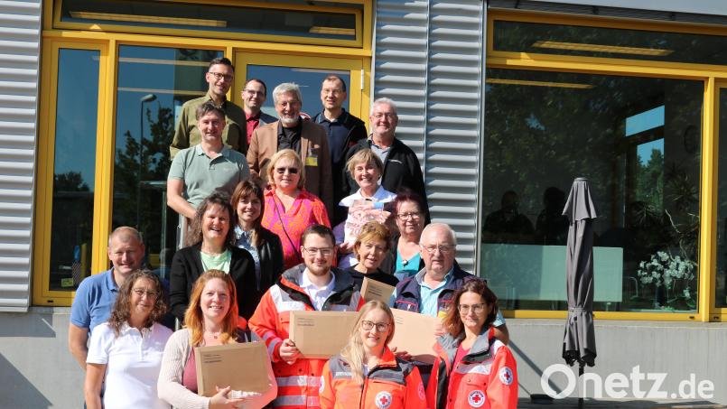 Die Mitarbeiter des Service- und Versandzentrums überreichten die Spende in Höhe von 5000 Euro im Rahmen eines Mitarbeiterfestes an die Organisationen. Bild: DHL Group/exb