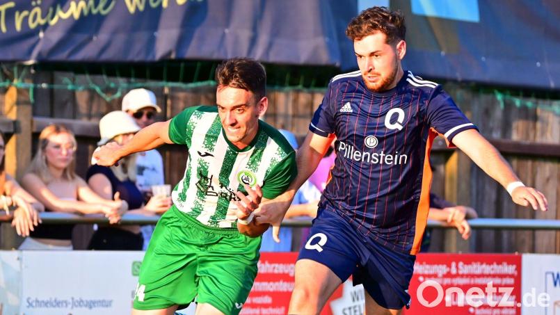 Djogo de Souza (links, im Spiel gegen Quelle Fürth) kassierte in Lauterhofen eine Rote Karte. Der SV Mitterteich musste über eine Stunde in Unterzahl spielen. Archivbild: Schrems
