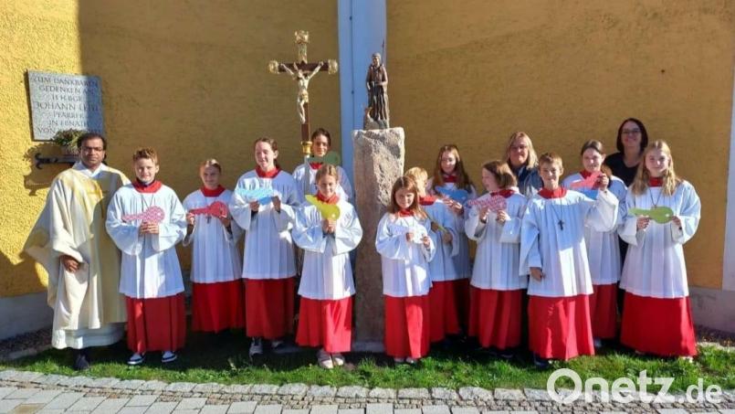Pfarrer Pater Anish George nach dem feierlichen Gottesdienst mit seinen Ministranten. Bild: soj