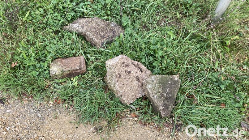 An der Kreuzung der B 14 und der B 85 in Sulzbach-Rosenberg lagen diese Gesteinsbrocken auf der Fahrbahn und beschädigten einen VW-Multivan. Bild: Polizei Sulzbach-Rosenberg