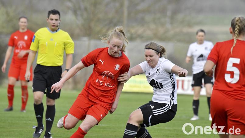 Anne Wagner (links/Szene aus dem Spiel gegen Kirchberg) schoss beim FC Ruderting das entscheidende Tor. Archivbild: Hubert Ziegler