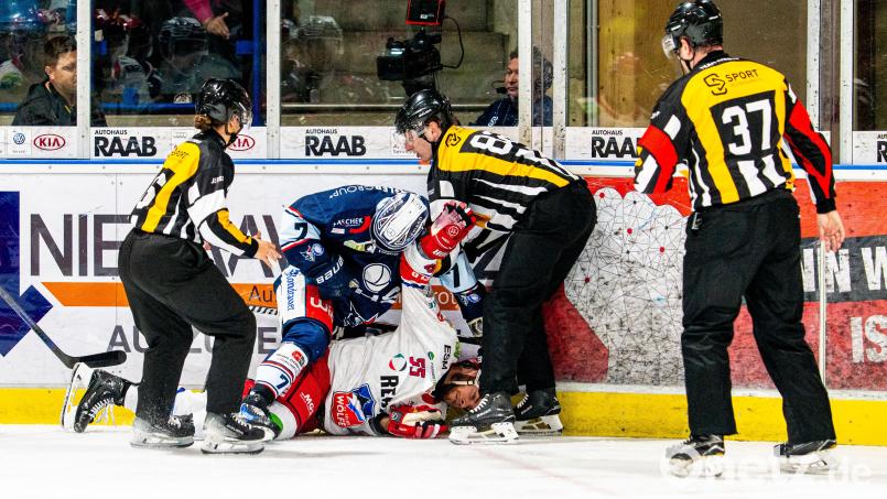 Im Derby gegen die Selber Wölfe war Feuer drin. In dieser Szene waren sich Luca Gläser (blaues Trikot) von den Blue Devils Weiden und Jeroen Plauschin kurzzeitig uneinig. Bild: Elke Englmaier