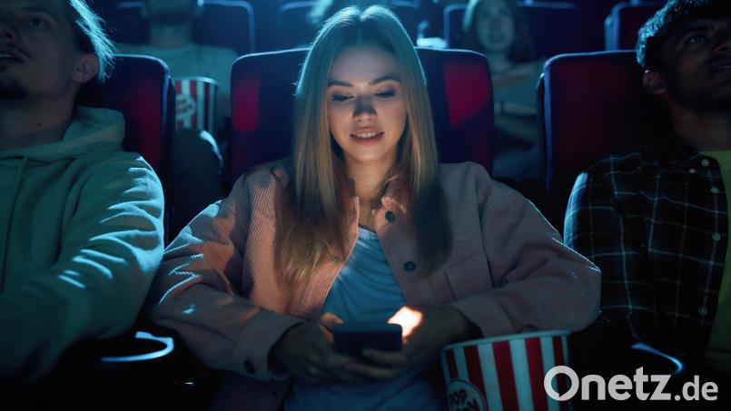 Für Dominik Mark gibts im Kino nichts Nervigeres, als Menschen, die während des Films aufs Smartphone schauen. Symbolbild: Svitlana /stock.adobe.com