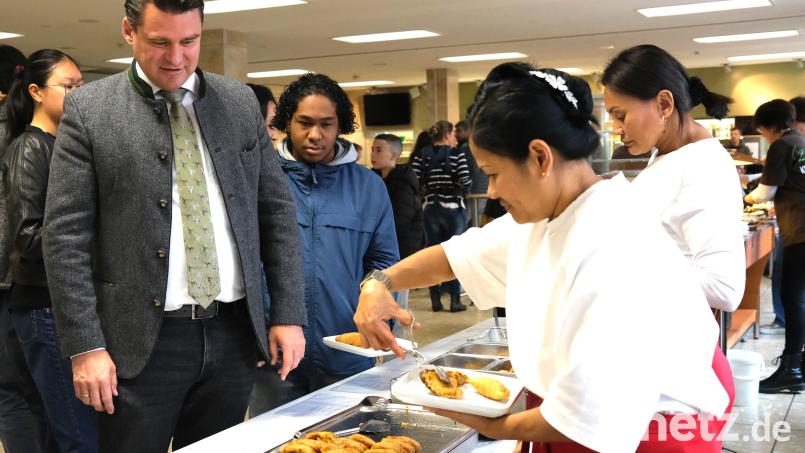 Schirmherrr Landrat Thomas Ebeling probiert Spezialitäten aus der indonesischen Küche: Risoles, Bakwan und Perkedel. Rechts Elisabeth Schön, Mitglied im Freundeskreis der Internationalen Freundschaftsliga. Bild: Hirsch