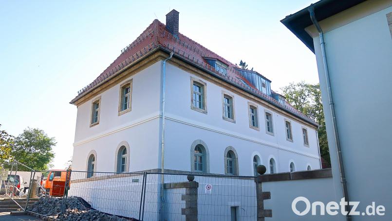Ein Blickfang an der Außenfassade des neuen Rathauses sind die Rundbogenfenster mit ihren Graniteinfassungen. Bild: bsc