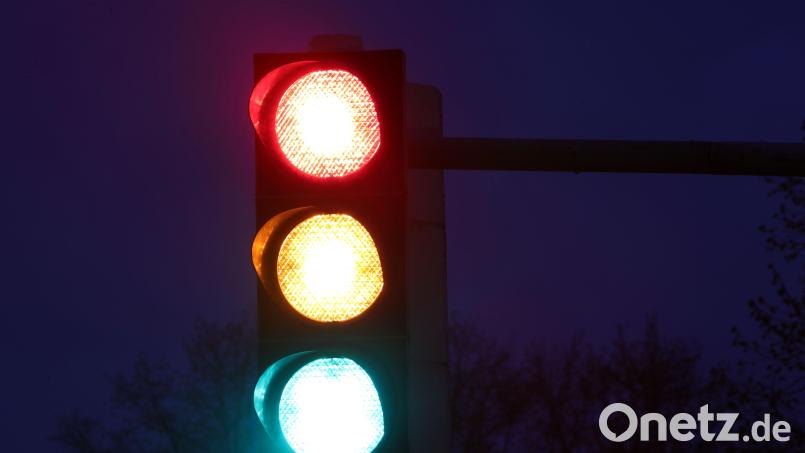 Weshalb die Ampel an der Kreuzung nicht, wie auf dem Bild, im Rot-Grün-Betrieb war, ist unklar. Symbolbild: Jens Büttner /dpa