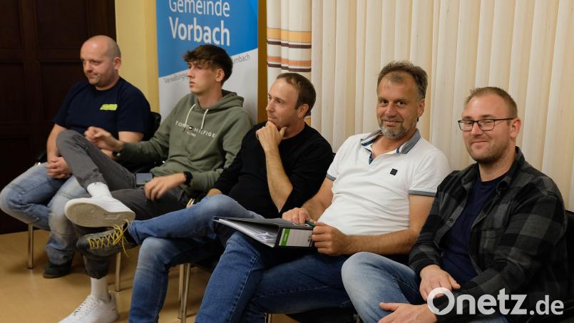 Aufmerksam verfolgten einige Brandschützer mit Kommandant Martin Biersack (links) die Gemeinderatsdebatte zur Anschaffung eines neuen Löschfahrzeuges für die Oberbibracher Feuerwehr. Bild: do