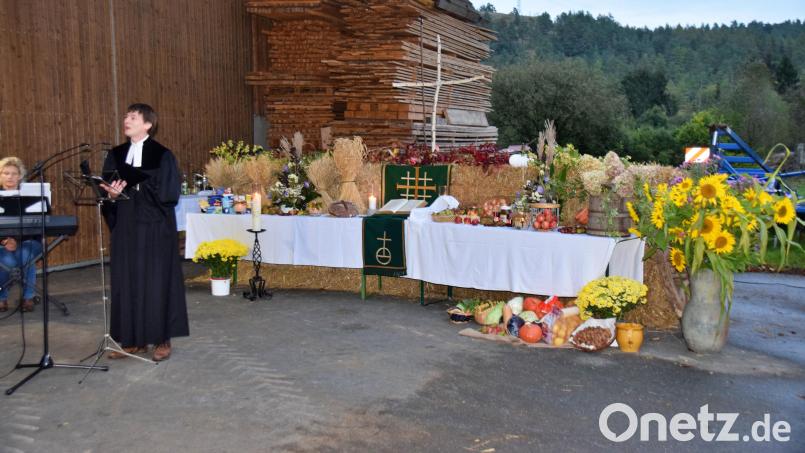 Der Erntedankgottesdienst der evangelischen Kirchengemeinde Auerbach fand vor der Maschinenhalle der Familie Albersdörfer statt. Pfarrer Michael Heran leitete ihn. Bild: Heidi Kurz