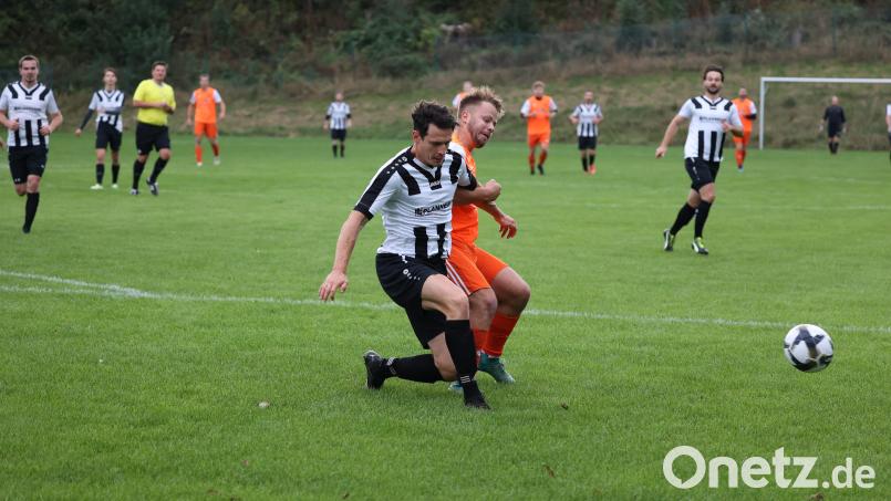Dominik Plannerer (rechts) von der DJK Ebnath und der Neusorger Thomas Küffner kämpfen um den Ball. Der SV Neusorg musste im Derby eine 1:2-Niederlage hinnehmen. Bild: Dieter Jäschke