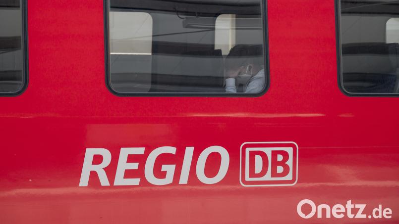 Aufgrund von Kabelarbeiten gibt es bei der Deutschen Bahn Fahrplanänderungen auf der Strecke Neustadt/WN – Nürnberg. Symbolbild: Daniel Vogl/dpa