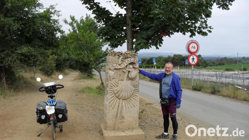 Helmut Schuller mit seinem Fahrrad auf den Weg von Weiden nach Santiago de Compostela Bild: Helmut Schuller/exb