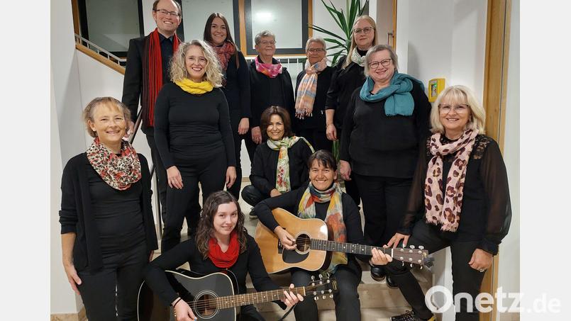 In Vorfreude auf das Jubiläumskonzert in der Perschener Kirche: Die rhythmische Gruppe „Effata“ aus Nabburg besteht seit 40 Jahren. Unser Bild zeigt einen Großteil der aktuellen Sängerinnen zusammen mit Chorleiter und Kirchenmusiker Jonathan Brell. Bild: jua