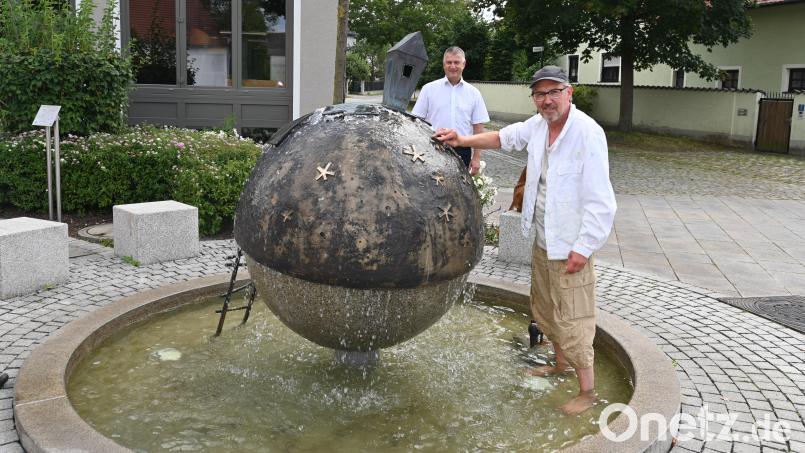 Der Künstler und Erschaffer des Pirker Brunnens auf dem Dorfplatz zeigt Bürgermeister Dietmar Schaller, was an Reinigungsarbeit nötig ist, um den Grünspan zu entfernen. Bild: kki