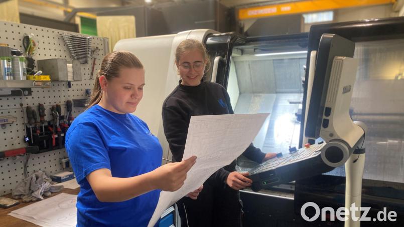 Monja Enslein und Martina Meißner haben im September ihre Ausbildung bei der Firma Kochendörfer angefangen. Bild: Schönhofen