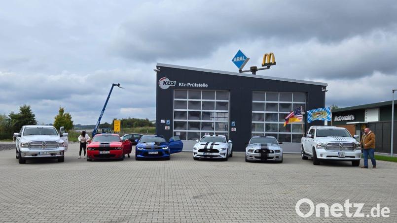 Dodge RAM und Challenger, Chevrolet Camaro und Ford Mustang: So hießen die Sportwagen und Pick-Ups mit 400 PS und mehr, deren Motoren die Fahrer laut aufheulen ließen, als Bernd Hafner vorgefahren wurde. Die Aktion war eine große Überraschung, um dem an Krebs erkrankten Frührentner aus Schierling einen großen Wunsch zu erfüllen. Bild: Backwood Bavarians