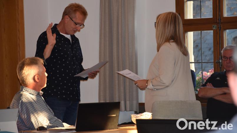 Thomas Weiß (links) bei seiner Vereidigung im Stadtrat in Grafenwöhr. Anita Heßler hat künftig das Amt der zweiten Bürgermeisterin inne. Bild: Stefanie Roth
