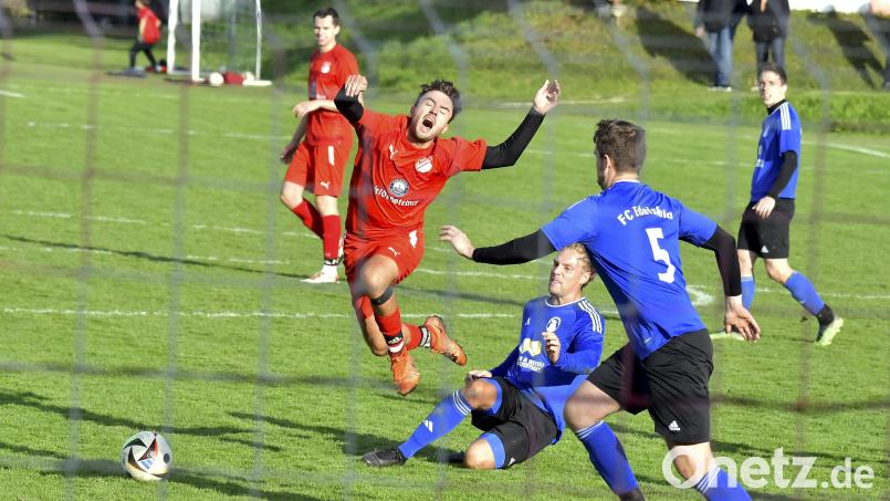 Yannick Hutzler (links) vom TSV Königstein wird in dieser Szene von Philipp Biesler (rechts) vom FC Edelsfeld unsanft von den Beinen geholt. Bild: Hubert Ziegler