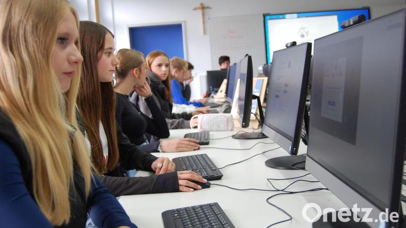 Gut bestellt ist es um die Digitalisierung an der Oberviechtacher Schule. In die Erweiterung der EDV-Ausstattung wird weiter investiert. Bild: Werner Winderl/exb