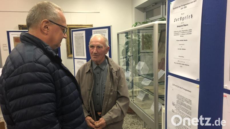 Zwei Fuchsmühler Holzrechtler im Gespräch: Richard Vogl aus dem Gemeindeteil Bühl und der Fürstenhofer Wolfgang Stock (von rechts). Bild: wro