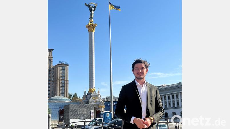 Nils Gründer ist mit 27 Jahren der jüngste Abgeordnete in der FDP-Bundestagsfraktion. Als ranghöchstes Mitglied einer Delegation wollte er sich in der Ukraine (hier auf dem Maidan-Platz in Kiew vor der Unabhängigkeitssäule) ein &quot;Lagebild&quot; machen: &quot;Der Ukraine steht ein entscheidender Herbst bevor&quot;, sagt er. Bild: Zentrum für liberale Moderne