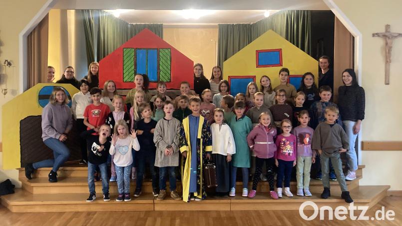 Die Kinder und alle weiteren Beteiligten am Musical-Projekt vor einem Teil der Kulissen. Bild: Anja Sporrer/exb