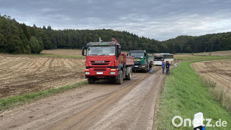 Für zwei Lastwagen und einen Bus gibt es auf der stark verschmutzten Straße kein Vorwärtskommen mehr. Bild: Polizei Sulzbach-Rosenberg