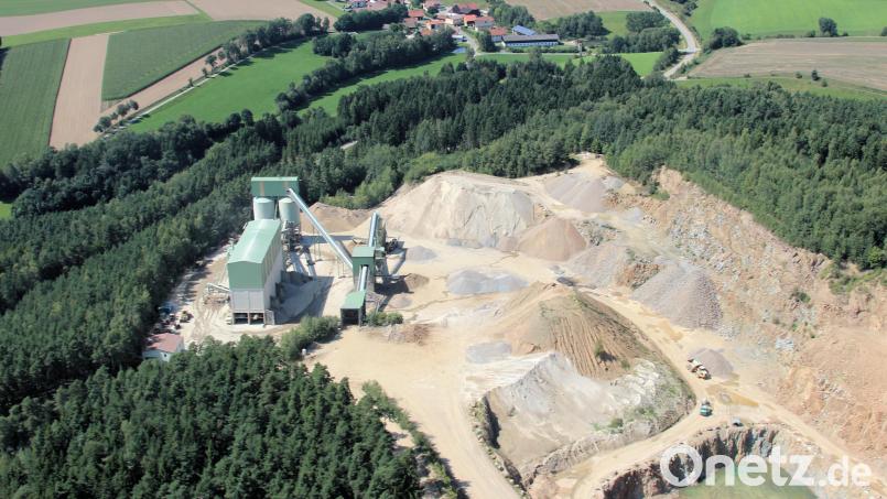 Steinbruch und Schotterwerk Dürnersdorf, im Hintergrund die kleine Ortschaft Dürnersdorf. Ein Nachbar des Werks fühlt sich durch die dortige Staubentwicklung gesundheitlich geschädigt. Bild: Alois Köppl