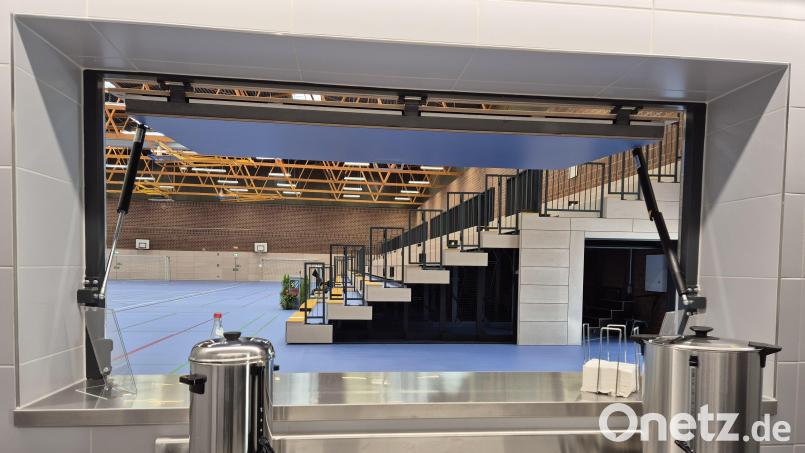 Die Sanierung der Mehrzweckhall ist gelungen. Neu sind nicht nur der Boden, die Wände und die Tribüne, sondern auch die Küche mit Durchreiche. Bild: Lowak