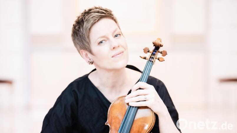 Die frisch gekürte Opus Klassik-Preisträgerin Isabelle Faust gastiert mit der Akademie für Alte Musik Berlin im Stadttheater Amberg. Bild: Marco Borggreve/exb