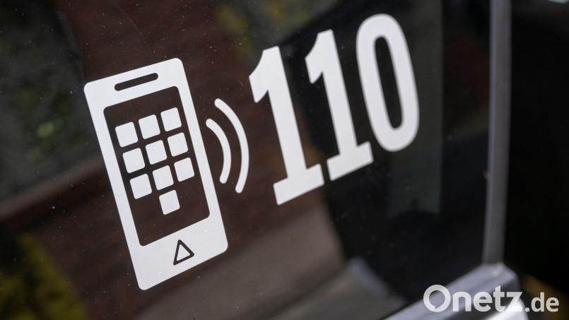 Weil ein Junge Hilfe bei einem Videospiel braucht, ruft er heimlich die Polizei. Symbolbild: Peter Kneffel/dpa